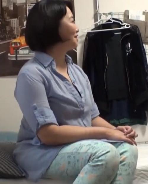 【おばさんレンタル】家事代行をしながら写真撮影を受けてヌードに挑戦！気分が良くなり生ハメ中出しセックスまで許しちゃったｗ