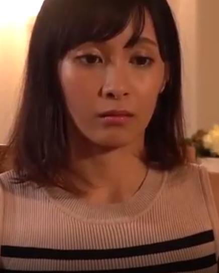 【人妻不倫】夫婦のすれ違いで水泳教室に通う奥様　インストラクターの肉体に魅了されてパイパンマンコに中出しセックス！