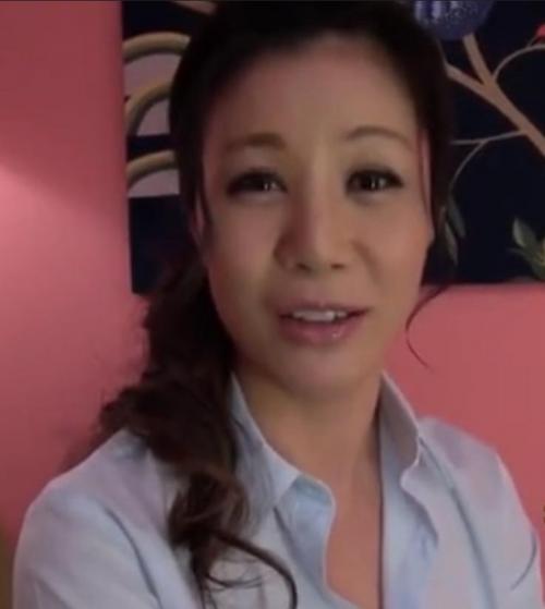 【人妻熟女】色気ムンムンで豊満エロボディの人妻が誘惑して手コキと生ハメ地獄で肉号から噴射させる！