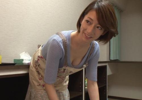 【岡村麻友子】友達の母親の妖艶さに欲情して告白　肉棒を優しく愛撫してくれて思わずビクンとする僕
