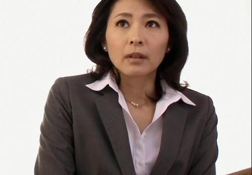 【人妻熟女】豊満エロボディの女性教師が不登校の生徒宅に訪問　欲情して勃起した肉棒を優しくフェラ抜きする