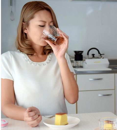 【人妻熟女】豊満エロボディの奥様を息子の友人が狙って媚薬を飲ませて発情　生ハメセックスしてさらに快感を覚える