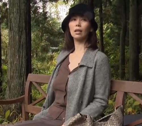 【翔田千里】豊満エロボディの熟女人妻が作業員を誘惑してマンコを開く！２本の肉棒を交互に美味しく食べ尽くす