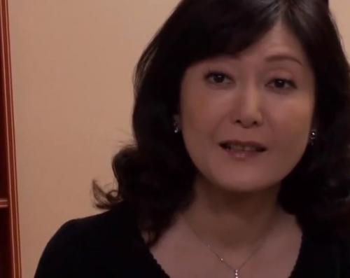 【人妻熟女】爆乳豊満エロボディの義母に欲情した婿　娘が見ている前で中出しセックス！