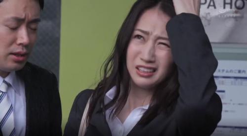 【水戸かな】豊満エロボディの人妻OLは雨宿りで部下とラブホテルに 欲情した部下は生ハメセックスで女上司を突きまくる　