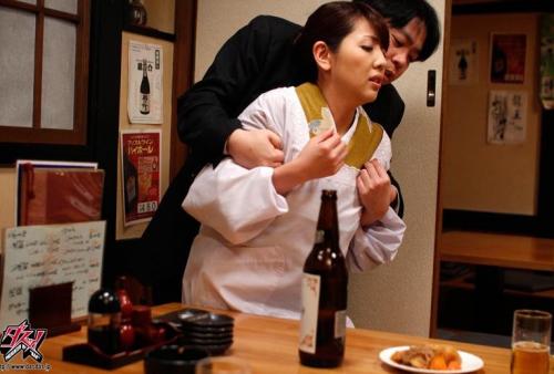 【人妻熟女】豊満エロボディの小料理屋の女将が客の要求を断れずに生ハメアナルセックスをさせてしまう