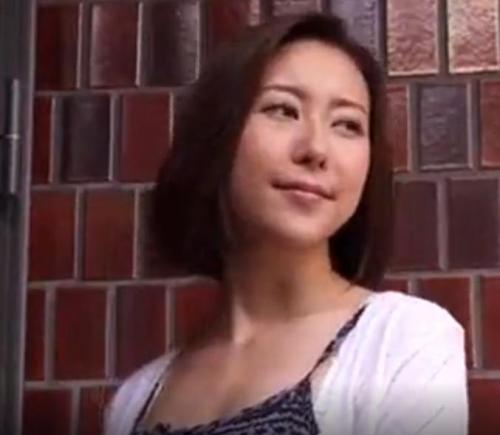 【松下紗栄子】巨乳人妻は寂しい身体を癒すためのオナニーを近所の学生に覗かれ弱みを握られてセックス！