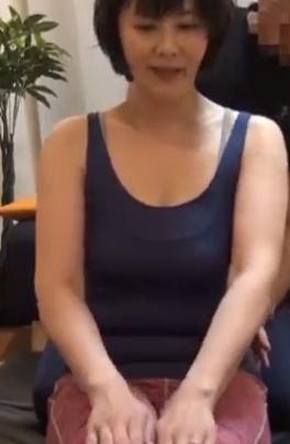 【人妻不倫】こんなおばさんで興奮したの？女を忘れた更年期おばさんでも親子ほど年の離れたインストラクターと密室で二人っきりなら自分の汗ばんだ胸元に発情した若いギンギン勃起チ○ポで迫られたら内心うれしい