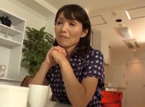 【五十路熟女】家事の世話をするために上京した義母　性欲が溜まっていた婿は夜這いして中出しセックスをしてしまう