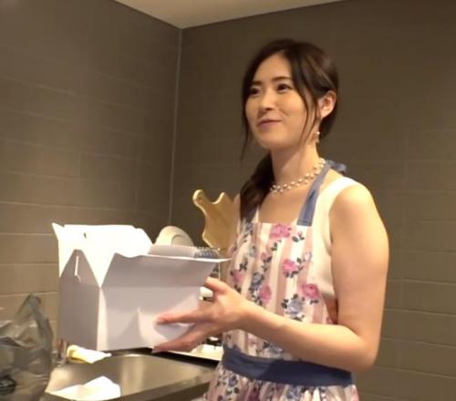 【人妻ナンパ】上品な奥様を口説いて下着にエプロンプレイで楽しみ他人棒でよがりまくる姿が淫乱そのもの