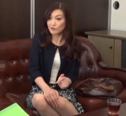 【熟女ナンパ】アルバイトの面接に来訪した人妻　その場で口説いて中出しセックス！