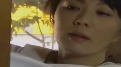 【ヘンリー塚本】下宿宿の未亡人が若い学生とイケナイ関係に　若い肉棒に溺れて今日も喘ぐ日々