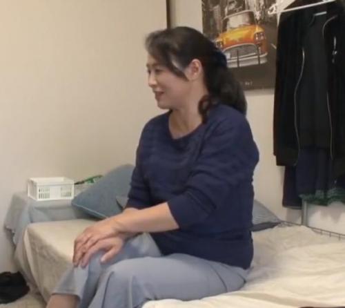 【おばさんレンタル】50歳の家事代行熟女を若者がナンパ！SEXまでお願いされた包容力溢れる主婦をこっそり盗撮！