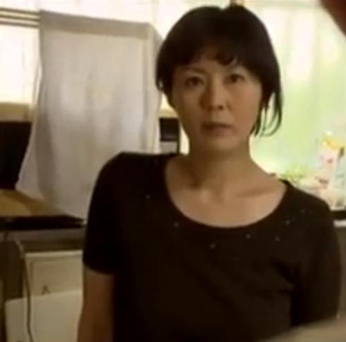 【人妻熟女】豊満エロボディの母親に欲情した息子　肉棒を勃起させて生ハメセックスを強要する