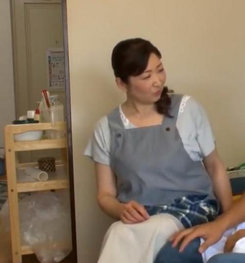 【おばさんレンタル】50代の熟女に家事代行を依頼　豊満ボディの奥様はイケメンの筋肉に発情して濃厚フェラとセックスの現場を盗撮する！