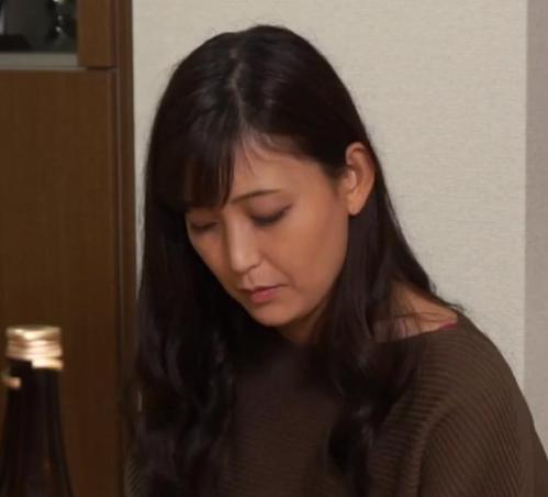 【熟女人妻】可愛い奥様がコタツでいたずらされちゃう！手マンで欲情して旦那を尻目にしっとりフェラして犯される！
