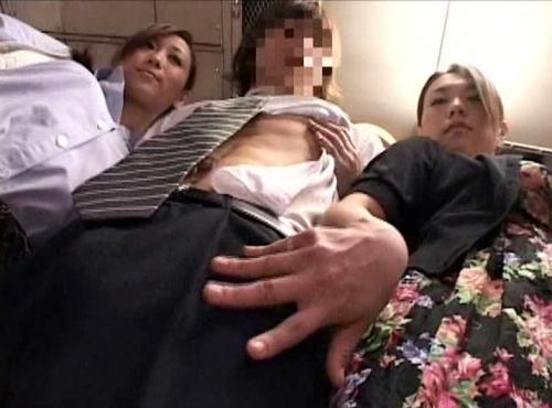 【熟女チカン】爆乳豊満エロボディのおばさん達がバス内で痴漢しまくり　誘惑してトイレに連れ込んで生ハメセックスしてザーメンを搾り取る