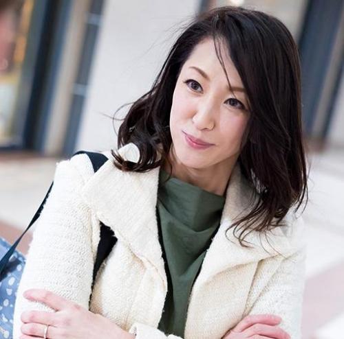 【人妻ナンパ】夫からも声をかけられないおばさんが街角で口説かれてハメ撮り撮影！素人ならではの恥じらいさがなんとも言えませんｗ