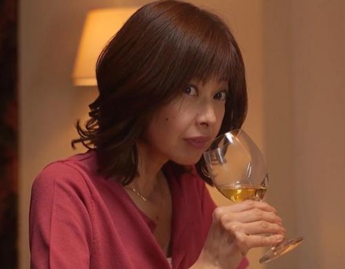 【もちづきる美】友人の息子を誘惑する熟女　硬い肉棒に突かれるたびにスレンダーな肢体が色っぽく喘ぐ