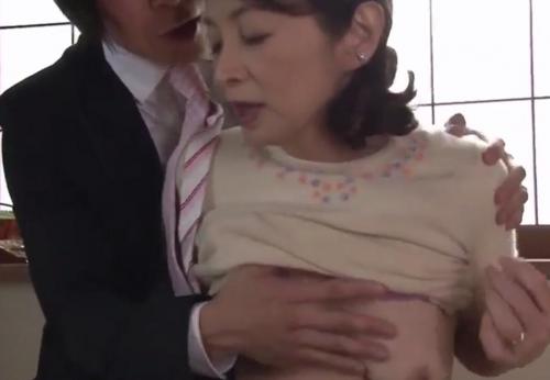 【人妻熟女】五十路義母に欲情する婿　何度も繰り返すフェラやセックス　肉棒を膣内に迎い入れて中出しまでしてしまう