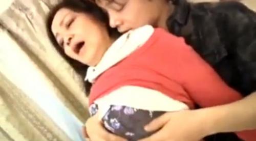 【熟女レイプ】娘が寝ている横で義母を強姦する娘婿　声をあげられず膣内射精セックスをされてしまう！
