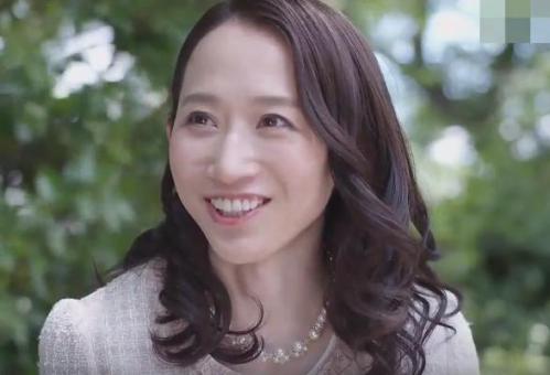 【水戸かな】卒業式のお祝いに筆おろしをする美人妻　初めての相手をして大人のセックスを教え込む