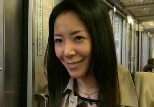 【ヘンリー塚本】豊満エロボディの人妻教師が電車で不倫相手と落ち合って何度も生ハメセックス