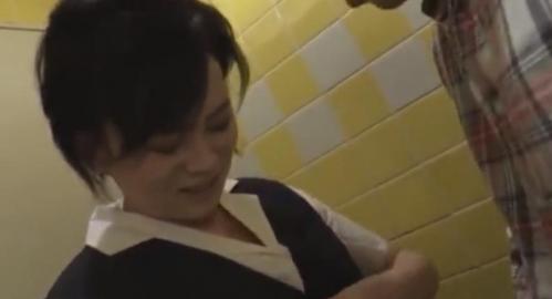 【人妻熟女】野外トイレでフェラと生ハメセックスをする不倫カップル　肉棒好きがわかるほど濃厚なテクニック！