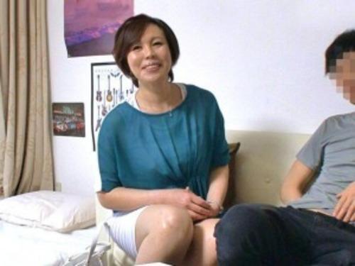 【人妻】熟し加減がちょうどよい奥様がイケメンにナンパ　部屋に連れ込まれて若い肉棒欲しさに中出しセックスをしている一部始終を盗撮！