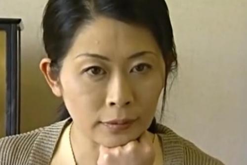 【ヘンリー塚本】豊満エロボディの義母が自慰している現場を息子に目撃されて欲情されて生ハメセックス
