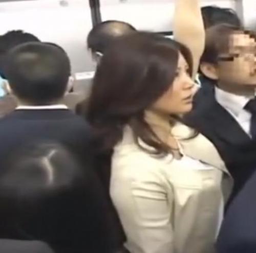 【人妻熟女】豊満エロボディの奥様OLが通勤途中の電車でチカンされて欲情し車内で凌辱されまくる