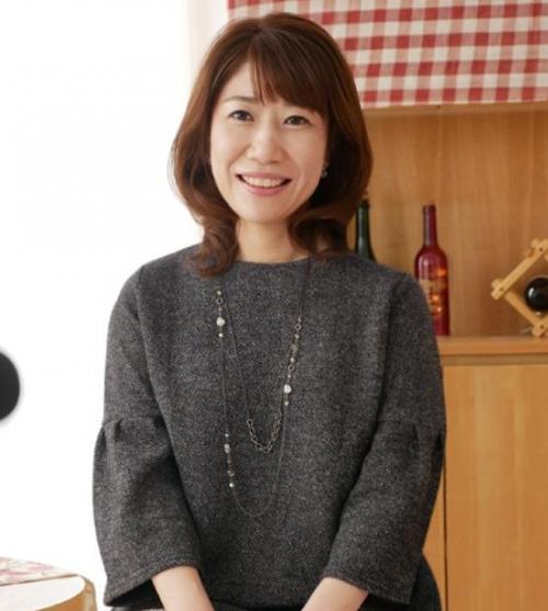 【人妻不倫】飲食店の店長として勤務するもバイトの男性を食い散らかす肉食奥様　社員研修と旦那に偽って本日AV出演！