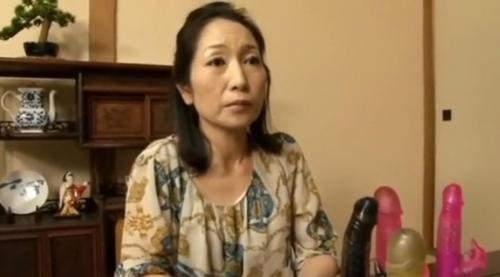【人妻熟女】豊満エロボディの人妻の前にバイブとイケメンの肉棒を見せて淫乱化　生ハメ中出しセックスでいつもよりも乱れる！