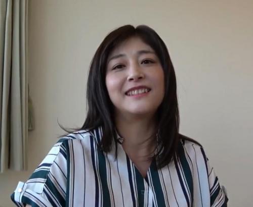 【奥様ナンパ】だらしない身体のエロい雰囲気の熟女　口説かれて自宅で不倫SEX　気持ち良くて膣内射精もしてしまう