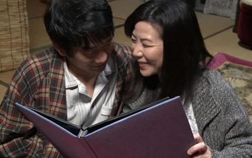 【ヘンリー塚本】豊満エロボディの義母が欲求不満の婿を誘惑する　娘がいない間に生ハメセックスを楽しむ禁断の関係に