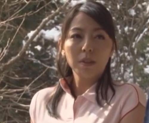 【人妻熟女】爆乳豊満エロボディの人妻は夫の教え子と再会　欲情した男は生ハメセックスをしてしまう！