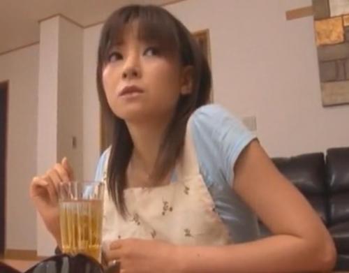 【小森愛】猛暑の節電対策で汗かきセックスを宅配便スタッフとする人妻　その味を占めたスタッフはまた自宅で性交に耽る