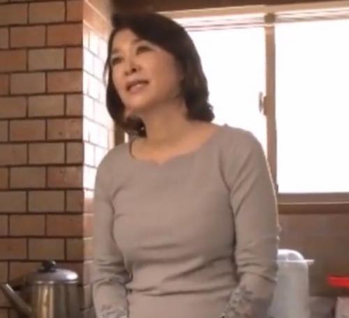 【六十路人妻】孫に欲情する奥様　初体験をさせるために相手をして中出しセックスをしてしまう！