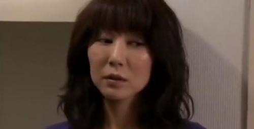 【ヘンリー塚本】豊満エロボディの人妻が欲求不満で男を誘惑　生ハメセックスでストレス発散！