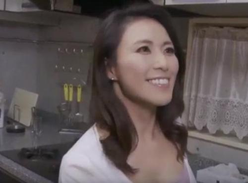 【人妻熟女】豊満エロボディの奥様が夫の部下を誘惑して生ハメセックスを楽しむ