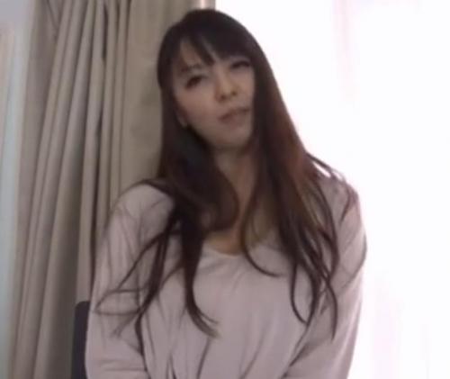 【村上涼子】豊満ボディを持つ熟女がノーハンドフェラの妙技を披露！肉棒のツボを刺激しながら口内発射でザーメンを味わう！