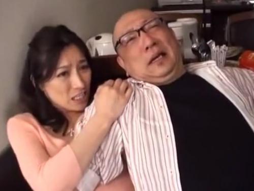 【松本まりな】自宅で泥棒に鉢合わせした夫婦は夫の前の前で人妻が強制フェラとオナニーとセンズリ鑑賞をさせられる！