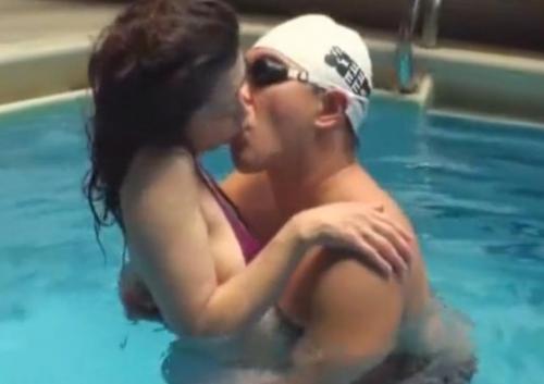 【熟女レイプ】豊満エロボディのおばさんをプールの水中で生ハメ強姦！