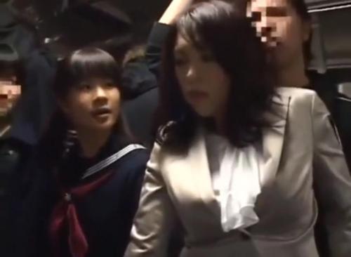 【母子痴漢】娘の前でチカンされる人妻　さらに娘まで凌辱されて母は中出しされてしまう