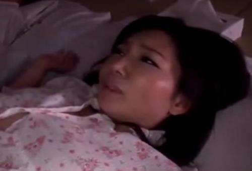 【人妻不倫】旦那が横で寝ているのに夜這いで寝取られる奥様　ダメ。。。と言われても腰を振り続け中出しを許してしまう。。。