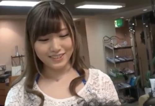 【激エロ体型】「しょうがないなぁ♡出しちゃいます？」営業中の店内で美爆乳を晒してきた巨乳ギャルｗ【ナイスバディ】