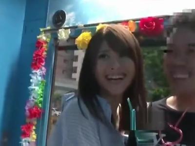 〖企画+素人ナンパ〗【外見える!?】ラブラブなアベックの彼女に大人のマシンを使うとノースキンで挿入できた！見なきゃ損するエロ動画