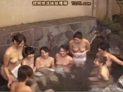 〖熟女+18禁〗『みんなには内緒だよ♡』人妻たちが旦那に内緒で旅行先ではじけまくり！スケベ注意なR18動画