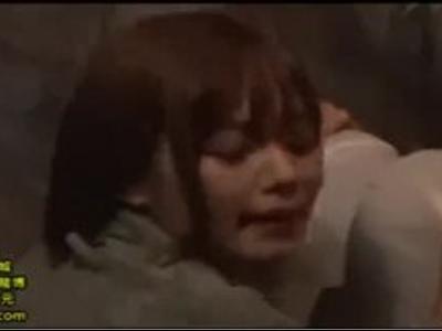 『声でちゃうよ…』夜行バスで熟睡中の女の子に悪戯レイプ《めちゃ抜け》