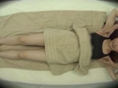 〖外見える!?+企画〗運動系サークルの美女に性感エステして火照った体に肉棒挿入！タダで見れちゃう18禁動画